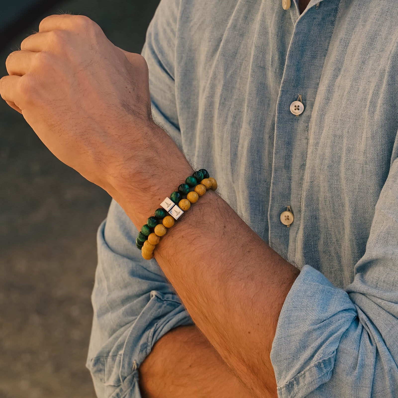 Green Tiger Eye armband gestapeld met Yellow Grass Jasper om de pols